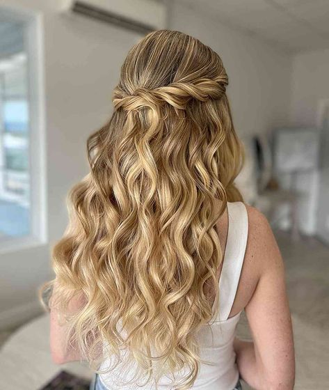 Grad Hairstyles, Down Curly Hairstyles, Hairstyle For Prom, Curly Prom Hair, Cute Prom Hairstyles, Half Up Half Down Hair Prom, Simple Prom Hair, Prom Hair Down, Ball Hairstyles