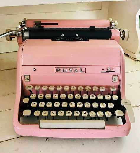 Royal Typewriter Vintage, Pink Typewriter, Smile Makers, Royal Typewriter, Retro Things, Writing Utensils, Vintage Typewriters, Tickled Pink, Bubblegum Pink