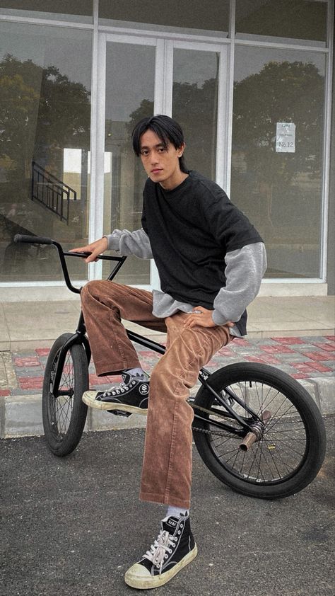 Bmx Photoshoot, Bmx Outfit, Bmx Aesthetic, Black Bmx, Bicycle Aesthetic, Bicycle Photography, Skater Outfit, Bicycle Mechanics, Bmx Street