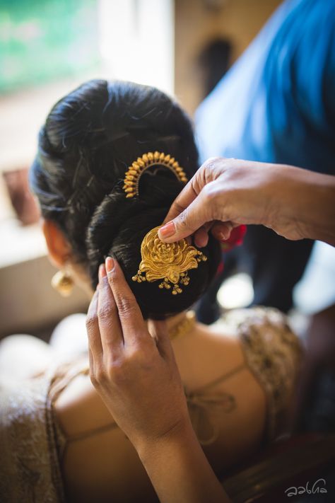 Soorya and Bandish (Album) Jada Billalu, Bridal Hair Brooch, Bun With Curls, Bridal Hairstyle Indian Wedding, Short Hair Bride, Bridal Bun, Hair Brooch, Hair To One Side, Gold Hair Pin