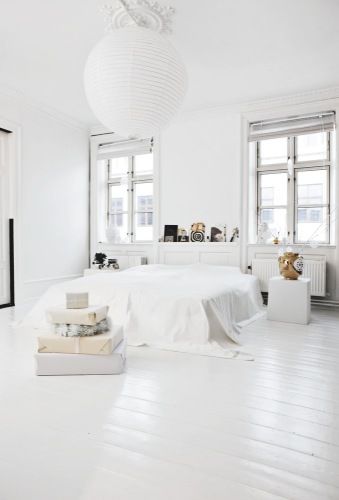 Minimal Bohemian, Design Ložnic, Minimalist Dekor, All White Bedroom, White Bedroom Design, Low Sofa, Minimal Bedroom, Design Bed, Life Styles