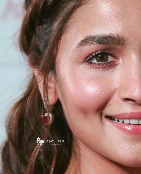 Alia Bhatt Dewy Makeup, Alia Bhatt Inspired Makeup Look, Lenses For Indian Skin, Hairstyles Editing, Alia Bhatt Makeup, Alia Bhatt Hairstyles, Makeup Logo Design, Soft Eye Makeup, Light Makeup Looks