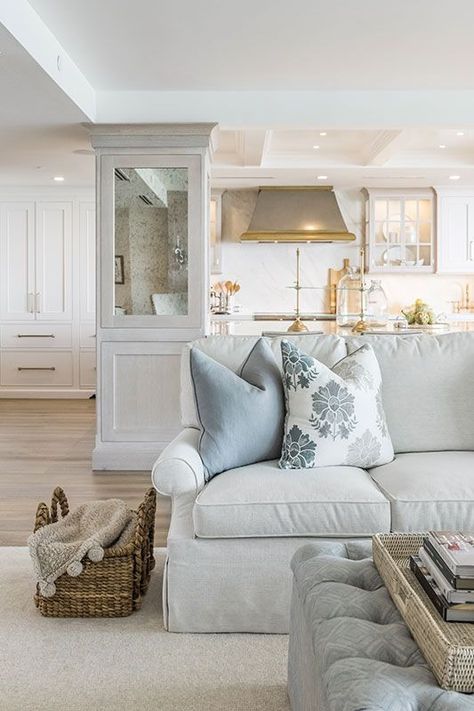 How 2 Create the Hampton Look in 6 Easy Steps Coastal Family Rooms, Hamptons Interior, Coastal Traditional, Beach House Living Room, Coastal Interiors Design, Coastal Living Rooms, Beach House Interior, Coastal Retreat, Coastal Living Room