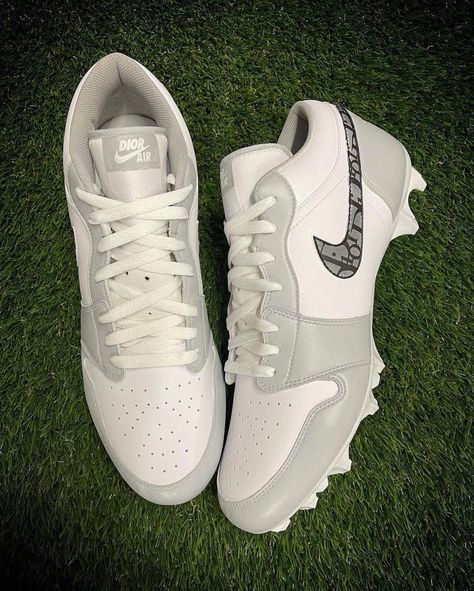 Custom Football Cleats, Jordan Cleats, American Football Cleats, Baseball Drip, Jordan 1 Dior, Football Swag, Football Dress, Football Drip, Mens Football Cleats