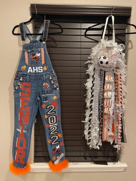 Homecoming Jeans Ideas, School Spirit Outfit, Senior Painted Jeans, Painted Overalls, Unique Homecoming Mums, Mums Homecoming Freshman, Mums Homecoming Ideas, Mums Homecoming Diy, Mums Homecoming Senior