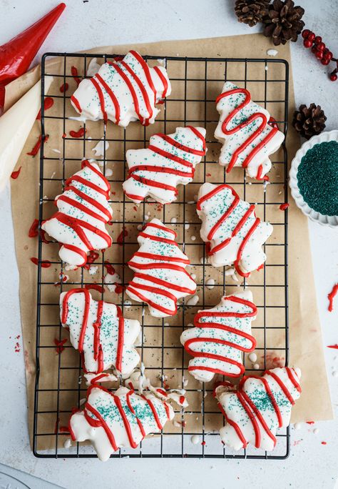 Copycat Little Debbie’s Tree Cake Recipe - Cake Babe Copycat Little Debbie Christmas Trees, Little Debbie Christmas Tree Recipes, Little Debbie Copycat Recipes, New Years Deserts, White Cake Mix Ideas, Christmas Tree Cakes Little Debbie, Copycat Little Debbie, Christmas Peppermint Bark, Debbie Cakes