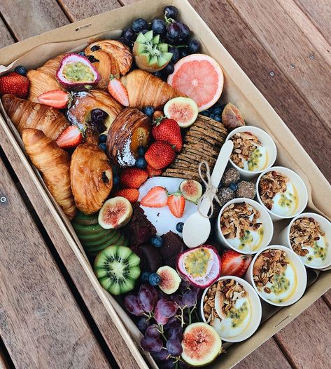 Something a little different this morning... Breakfast grazing box🤗🥐🍓 Breakfast Grazing Box Ideas, Breakfast Platter Ideas, Grazing Box Ideas, Grazing Plate, Platter Boards, Picnic Boxes, Boxed Lunches, Breakfast Charcuterie, Charcuterie Box