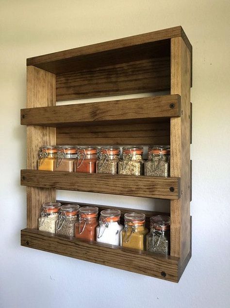 make a stylish rustic pallet shelf with several layers to store spices and other stuff in the kitchen Modern Kitchen Shelves, Spice Rack Ideas, Kitchen Spice Storage, Spice Kitchen, Organiser Cucina, Diy Spice Rack, Wall Mounted Spice Rack, Wood Spice Rack, Wooden Spice Rack