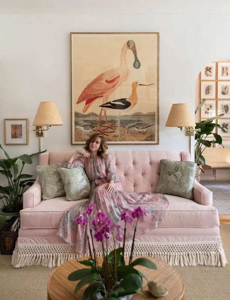 A Palm Beach Apartment by Danielle Rollins - The Glam Pad Grandmillenial Style Interiors, Vintage Living Room Decor Ideas, Stephanie Hill, Vintage Decor Living Room, Danielle Rollins, Vintage Living Room Decor, Style Bungalow, Apartment Guide, Designer Lifestyle