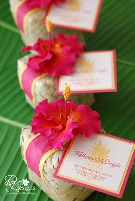 Wedding Favors idea. I don't know what I would put in them,maybe chocolate?  But they are cute! Hawaii Wedding Cake, Tropical Wedding Favor, Polynesian Wedding, Wedding Cake Favors, Garden Reception, Fiesta Tropical, Boda Mexicana, Unique Wedding Flowers, Themed Weddings