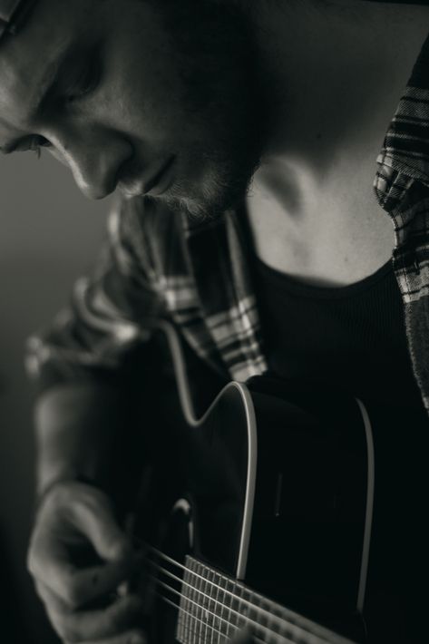 Man Guitar Photography, Photo With Guitar, Man With Guitar Photography, Singer Photography, Male Musician Aesthetic, Guitar Players Photography, Electric Guitar Photography, Guitarist Photography, Guitar Portrait