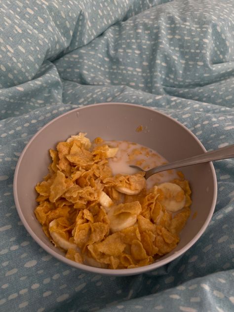 Corn Flakes With Banana, Corn Flakes Cereal, Food Pics, Corn Flakes, Breakfast Cereal, Breakfast Ideas, Almond Milk, Healthy Foods, Food Pictures