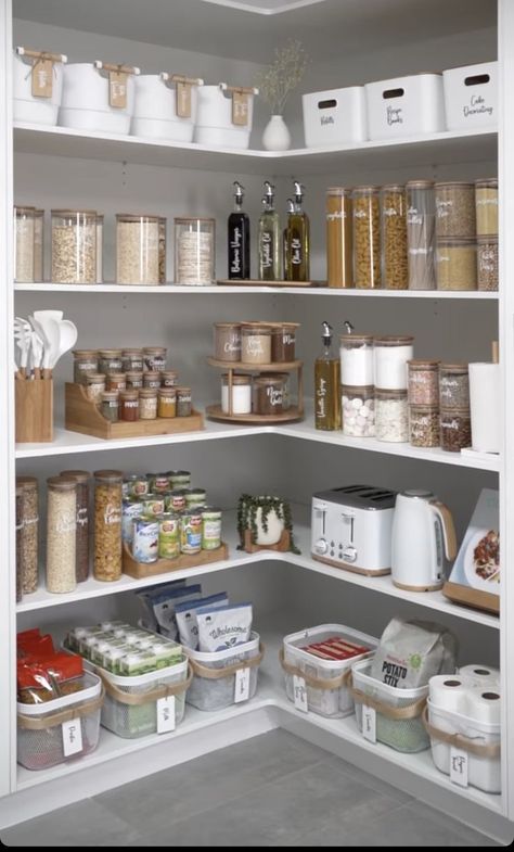 Small Pantry Aesthetic, Minimalistic Pantry, Aesthetic Pantry, Organised Pantry, Pantry Closet Design, Pantry Inspiration, Pantry Decor, Organized Pantry, Pantry Organisation