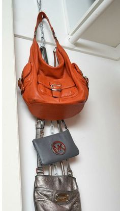 Diy Purse Organizer, Hanging Purses, Zimmer Diy, Stand Feria, Apartment Hacks, Closet Hacks Organizing, Organisation Hacks, Organizing Hacks, Bag Hook