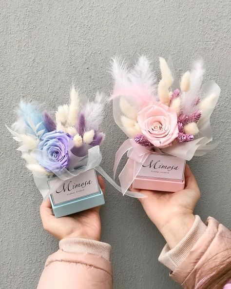 Fake Flower Gift Ideas, Small Flower Box Gift, Dried Flowers Bouquet Gift, Small Dried Flower Arrangements, Gift Ideas Flowers, Box Gift Ideas, Childhood Innocence, Diy Bouquet Wrap, Soya Mumu