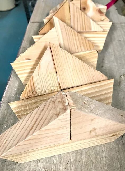 Endless sailboat possibilities from the scraps in the workshop Wood Boat Decor, Boat Crafts, Scrap Wood Crafts, Nautical Crafts, Craft Booth Displays, Seaside Decor, Wood Scraps, Diy Wooden Projects, Fish Wall Art