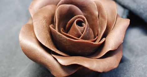 CAKE ON THE BRAIN: CHOCOLATE ROSE TUTORIAL Buttercream Rose Cake, Torte Cupcake, Chocolate Roses, Rose Tutorial, Chocolate Flowers, Delectable Desserts, Chocolate Art, Modeling Chocolate, Fondant Flowers