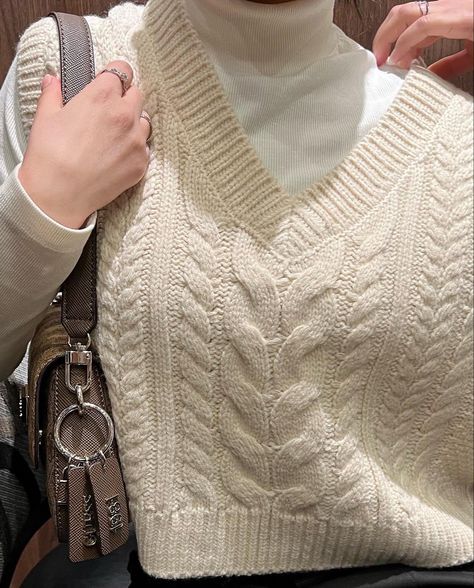 #sweater #white #beige #winter #outfits Half Sweater Outfits, Sweater Outfit Winter, Half Sweater, Winter Sweater Outfits, Sweater Outfit, Sweater White, Outfit Winter, White Beige, Sweater Outfits