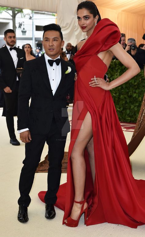 TALL WOMEN AND SHORT WOMEN: DOES HEIGHT REALLY MATTER FOR COUPLES? Looking at the celebrities living the live example of tall women short men couple will inspire you to look at life in a different manner. To know more https://bit.ly/2JKJjFu #tallwomenshortmen #Fashionterest Tall Woman X Short Man Drawing, Tall Girl And Short Guy, Short Man Tall Woman Couples, Tall Girl Short Guy Couples, Tall Women Short Men, Tall Woman Short Man Couples, Short And Tall Couples, Tall Woman Short Man, Tall Couples