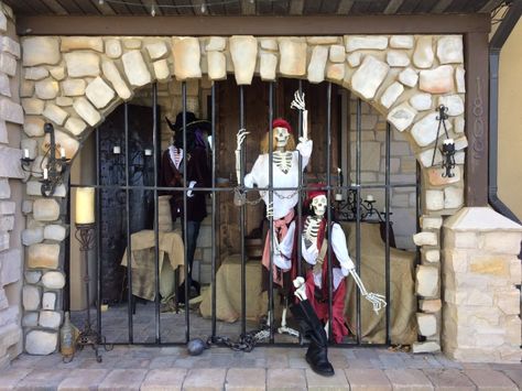 Halloween Forum - pirates in jail Pirates Of The Caribbean Halloween, Front Yard Halloween, Front Yard Halloween Decorations, Pirate Decorations, Pirate Halloween Decorations, Pirate Halloween Party, Pirate Props, Halloween Decoration Ideas, Halloween Forum