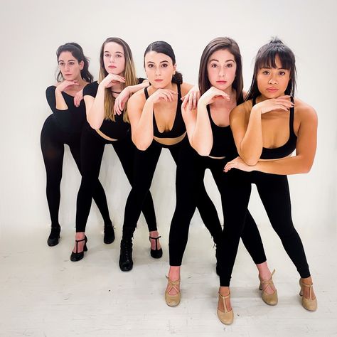 End Poses For Dance Group, Dance Group Poses Photo Shoots, Jazz Dance Group Poses, Trio Dance Poses For Pictures, Dance Team Photos Individual, Hip Hop Group Poses, Group Dance Poses For Pictures, Dance Group Photoshoot, Dance Studio Photoshoot