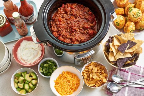 Diy Sundae Bar, Different Chili Recipe, Easy Party Food Ideas, Chili Bar Party, Chili Party, Chili Bar, Waffle Bowl, Diy Dinner, Potato Bar