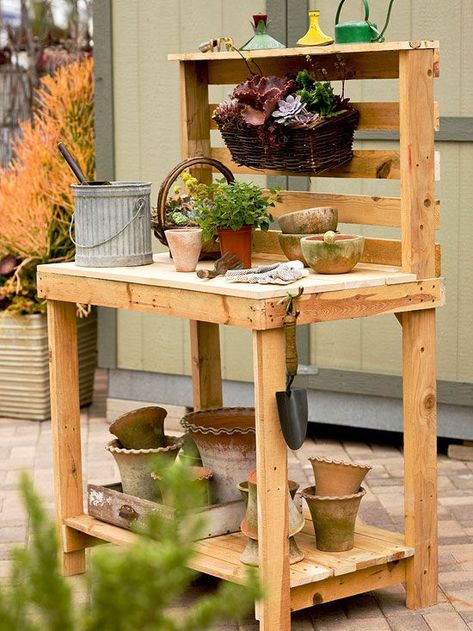 Follow our step-by-step guide to make a beautiful and functional pallet potting bench using recycled wood pallets. Pallet Potting Bench, Pallet Garden Benches, Potting Bench Plans, Potting Table, Recycled Pallet, Pallet Decor, Potting Bench, Recycled Pallets, Pallet Garden