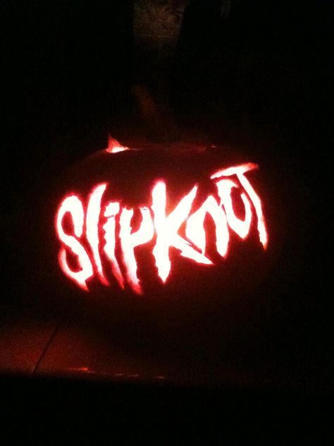 Slipknot Pumpkin Carving, Pumpkin Carving Ideas Y2k, Deftones Pumpkin, Slipknot Pumpkin, Emo Pumpkin Carving, Horror Movie Pumpkin Carving, Emo Pumpkin, Slipknot Aesthetic, Halloween Pumpkin Crafts