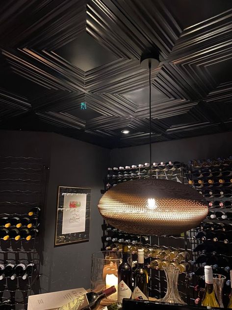 The black steel ceiling tiles from New York Ceiling Co. are robust and warm at the same time. And ideal as original ceiling decor. As in the interior this wine cellar. The metal ceiling tiles come not only in black, but also in copper, brass and other metallic decor. For every interior style the right ceiling tile. Want inspiration for your ceiling ideas? Then take a look at the website for all colors and patterns. The 3d tiles come in different patterns. Black Ceiling Tiles, Copper Ceiling Tiles, Suspended Ceiling Tiles, Ceiling Tiles Basement, Metal Ceiling Tiles, Wine Cellar Basement, Metallic Decor, Basement Designs, Warm Industrial