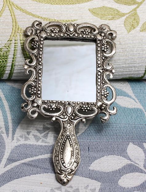 Vintage Hand Mirror Aesthetic, Mirror Antique Vintage, Vintage Hand Mirrors, Aesthetic Hand Mirror, Vintage Clay Art, Hand Mirror Decorating Ideas, Diy Hand Mirror, Vintage Mirror Diy, Hand Mirror Aesthetic