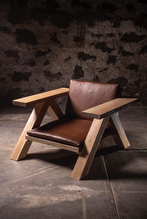 Solid oak lounge chair with leather seating. Chair Design Wooden, Wood Accent Wall, Woodworking Plans Diy, Outdoor Decor Backyard, Diy Wood Projects Furniture, Outdoor Indoor, Diy Woodworking, Patio Chairs, Leather Seat