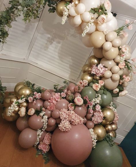 Mauve And Sage Balloon Arch, Sage Green And Rose Gold Bridal Shower Ideas, Colors For Birthday Parties, Pink And Green Birthday Decorations, Pink And Green Balloon Garland, Pink And Green Baby Shower Ideas, Trending Centerpieces, Balloon Arch With Flowers, Purple Balloons