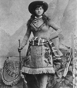 Annie Oakley was a woman of the Victorian Era, and women of that era wore long skirts and their hair up. Yet Annie chose not to. Her hair was always down... Native Cowgirl, Cowgirl Boutique, Old West Photos, Annie Oakley, Into The West, Wilde Westen, American Frontier, Well Behaved Women, Buffalo Bill