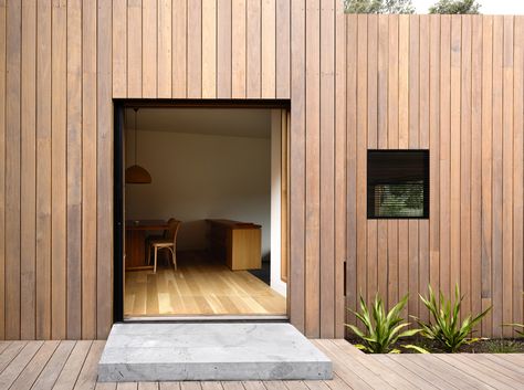 Australian firm Rob Kennon Architects strengthened the home’s connection to the outdoors.  In 2013, Rob Kennon Architects overhauled a 1980s extension to an Edwardian family home that sat atop a lush hill in Kew, a suburb of Melbourne. Vertical Timber Cladding, Rob Kennon, Outdoor Cladding, Vertical Cladding, Wood Cladding Exterior, Cladding Ideas, Cedar Cladding, External Cladding, Wooden Facade