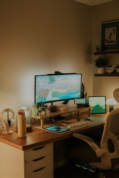 Desk Setup Lighting, Mac Desk, Maple Desk, Art Deco Bedrooms, Cozy Setup, Minimal Setup, Oak Wood Desk, Wood Desk Top, Office Vibes