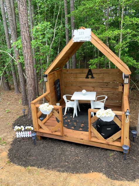 Play House Diy Outdoor, Diy Outside Playhouse, Diy Kids Outdoor Playhouse, Diy Outdoor Play Area For Kids, Pallet Playhouse Diy Easy, Diy Playhouse Outdoor, Tiny Playhouse, Forts For Kids, Diy Outdoor Playhouse