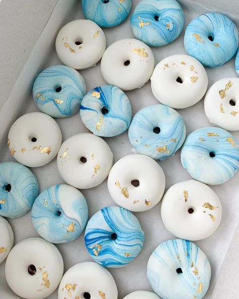 Pastel Donuts Ideas, Blue Donut Cake, Party Treats Ideas For Adults, Donuts Baby Shower Ideas, Donuts Ideas Decoration, Donut Ideas Decoration, Donuts Decorating Ideas, Birthday Donuts Ideas, Mini Doughnut Ideas