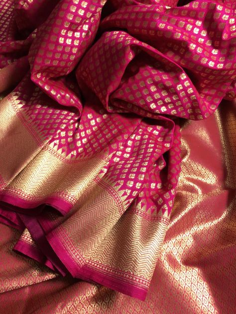 Banarsi Saree Wedding, Magenta Silk Saree, Koorai Saree, Banarsi Sari, Bangladesh Aesthetic, Magenta Saree, Pink Banarasi Saree, Gold Silk Saree, Gujrati Wedding