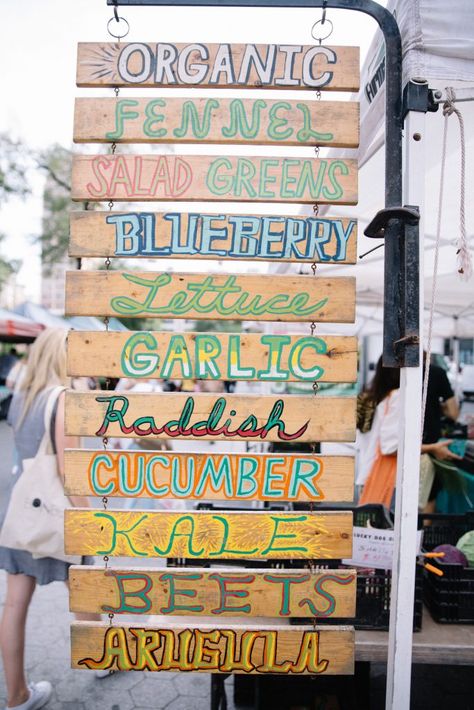 Farmers Market Booth Sign Ideas, Mexican Farmers Market, Farmers Market Building Design, Farmers Market Signage Ideas, Farmers Market Banner Ideas, Farm Stand Set Up, Modern Farmers Market Display, Farmers Market Stall Display Ideas, Farmers Market Shop