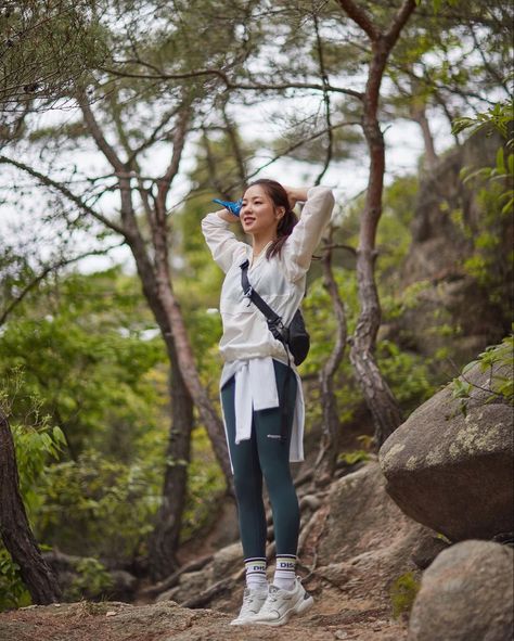 Fancy Casual Outfits, Spring Hiking Outfits, Hiking Picture Ideas, Song Hye Kyo Style, Trekking Outfit Women, Trekking Outfit, Hiking Fits, Jacket Outfit Women, Hiking Outfit Women