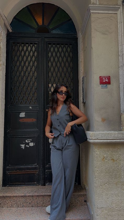 Grey waistcoat fall outfit Grey Waistcoat Outfit Women, Grey Suit Pants Outfit Women, Grey Vest Outfit Women, Gray Vest Outfit, Waist Coat Outfit Women, Grey Vest Outfit, Waistcoat Outfit Women, Inter Railing, Suit Vest Outfits