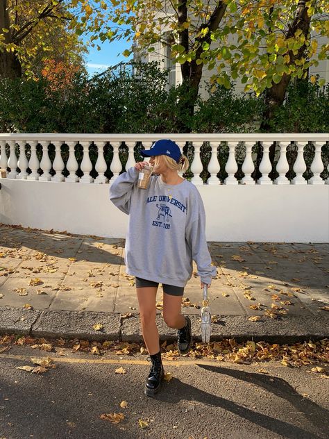 Comfy Trendy Outfits, 2022 Sneakers, Oversized Sweatshirt Outfit, Sneakers 2022, Athleisure Outfits Summer, Campus Outfit, Casual College Outfits, Streetwear Mode, Causal Outfits