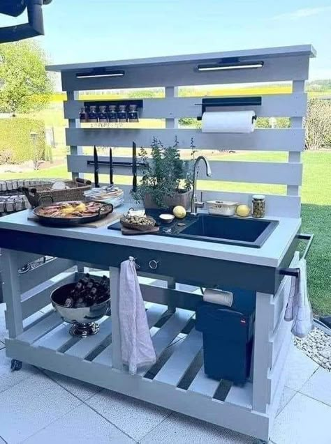 Outdoor Kitchen Sink, Balcony Ideas Apartment Christmas, Modern Outdoor Kitchen, Outdoor Sinks, Outdoor Kitchen Patio, Pallet Outdoor, Deck Decorating Ideas On A Budget, Diy Furniture Easy, Apartment Balcony Decorating