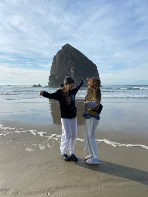 Cannon Beach Oregon Aesthetic, Cannon Beach Aesthetic, Cannon Beach Oregon Outfits, Tofino Aesthetic, Cannon Beach Oregon, Adventure Aesthetic, Oregon Travel, Stavanger, Cannon Beach