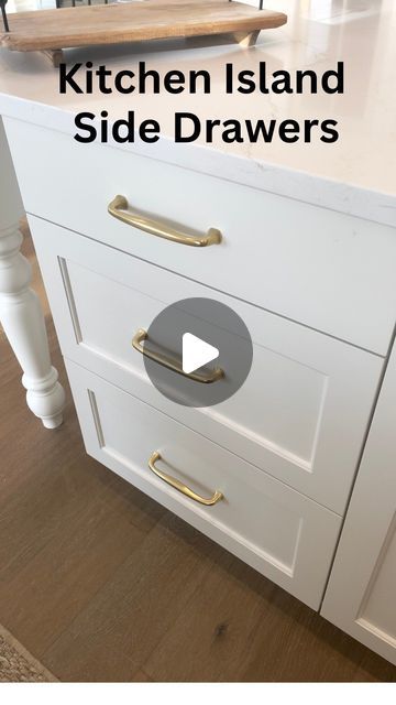 Toni Roberts, Design Dazzle on Instagram: "These drawers are the epitome of convenience. They are located on the SIDE of my kitchen island.  At the front of the island, I have cabinets for storage that sit behind the counter stools. These sidekick drawers are functional, positioned strategically across from the sink and near the dining room table.   This is where we store our dishcloths, kitchen towels, and tea towels. I added dividers to the drawer to keep it organized (link in bio). Serving utensils for when eating meals at the dining room table. Our table is a few feet away. Paper napkins for most meals. I  protect our dining room table with fabric trivets when serving hot dishes.   Accessories I use at the kitchen sink - colanders, cutting board for sink, etc.   Small details, big impa Plate And Bowl Drawer, Tea Towel Storage Kitchen Organization, Kitchen Drawers Layout, Kitchen Towel Drawer Organization, Dishes Storage Ideas, Paper Towel Drawer Kitchen, Under Kitchen Cabinet Ideas, Dish Cabinet Organization, Kitchen Island Organization Ideas