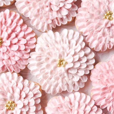 I think these are currently my favourite flower cookie style! 2 colours making 4 variations. #dahliacookies #flowercookies #royalicing… Elegant Decorated Cookies, Ideas For Cupcakes, Wedding Shower Cupcakes, Icing Glaze, Pink Dahlia Flower, Wedding Cupcake Display, Healthy Cupcakes, Vegan Wedding Cake, Pink Dahlia