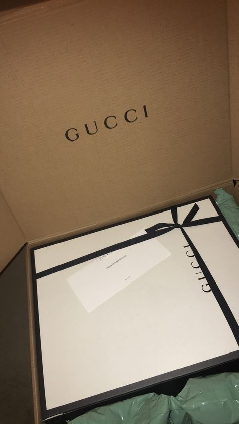 Gucci Snapchat Story, Chic Gucci Bag For Gift, Gucci Shopping Bag Snapchat Story, Gucci Luxury Shopping Bag, Gucci Gift, Fake Gifts, Gucci Box, Vsco Pictures, Birthday Goals