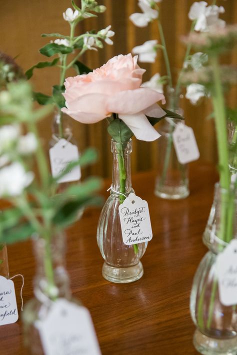 Bud Vases & Posies for Escort Cards. See more of the wedding here: http://www.StyleMePretty.com/2014/05/19/bohemian-wedding-at-the-crane-estate/ Photography: NedJackson.com  - Wedding Planning: LinneaTangorra.com Modern Wedding Favors, Diy Bohemian, Wedding Bohemian, Bohemian Wedding Decorations, Diy Table Decor, Diy Simple, Party Table Decorations, Mini Vase, Diy Wedding Decorations