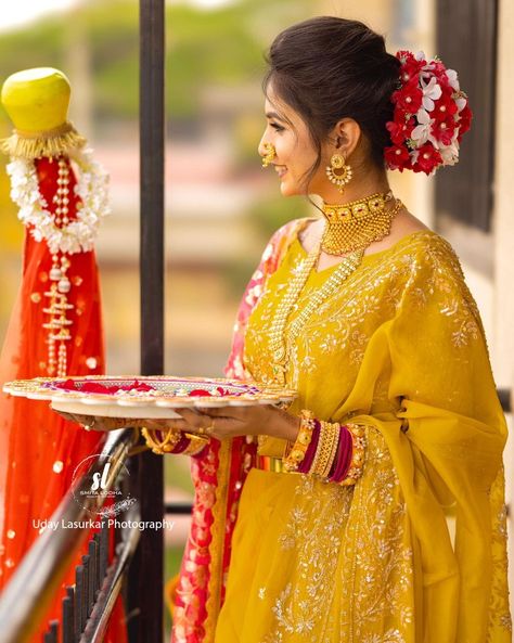 Gudi Padwa Basant Panchami, Cute Cheap Outfits, Gudi Padwa, Boho Crafts Diy, Goddess Decor, Saree Photoshoot, Photo Pose Style, Photography Poses Women, Saree Look