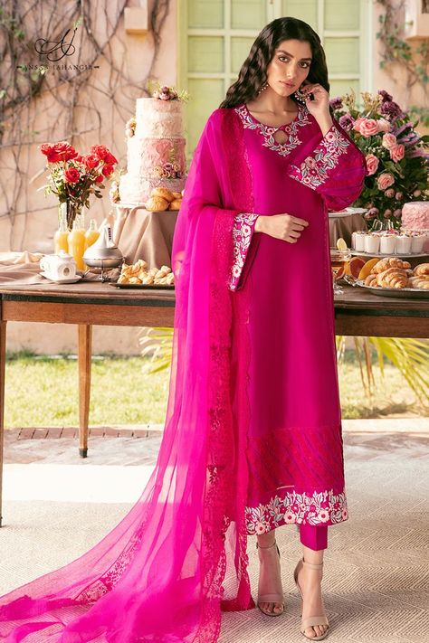 Pink Pakistani Dress, Party Outfit Ideas, Embroidery Wedding, Wedding Party Outfits, Latest Dress Design, Indian Party, Crochet Cable, Pakistani Dresses Casual, Pakistani Fashion Party Wear